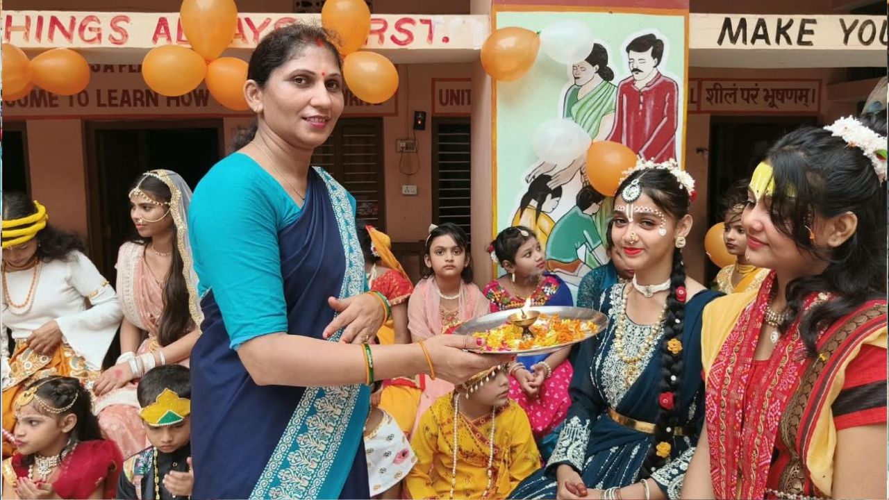 अब श्रद्धालुओं को रात 12 बजे होने वाले श्रीकृष्ण जन्मोत्सव का इंतजार है। जन्म के समय मंदिरों और धार्मिक स्थलों पर शंख-घंटियों के बीच ‘जय श्रीकृष्ण’ और ‘नंद के आनंद भयो’ के जयघोष से पूरा सुल्तानपुर भक्तिमय होने की उम्मीद है।