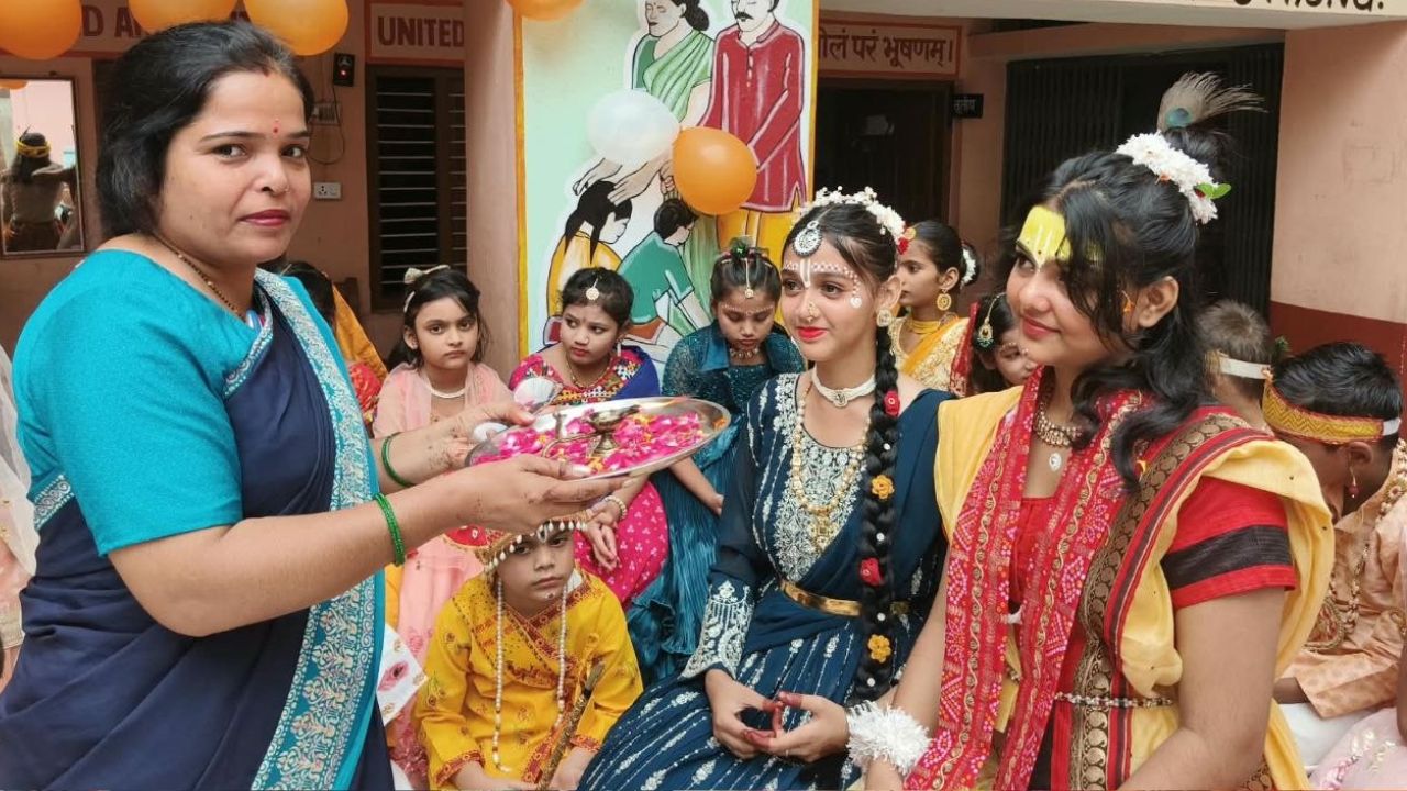 विद्यालय में कक्षावार राधा-कृष्ण झांकी प्रतियोगिता भी कराई गई। संगीताचार्य रोली श्रीवास्तव ने बताया कि प्रतियोगिता में बेहतर प्रदर्शन करने वाले प्रतिभागियों को प्रथम, द्वितीय और तृतीय स्थान के आधार पर सम्मानित किया जाएगा।