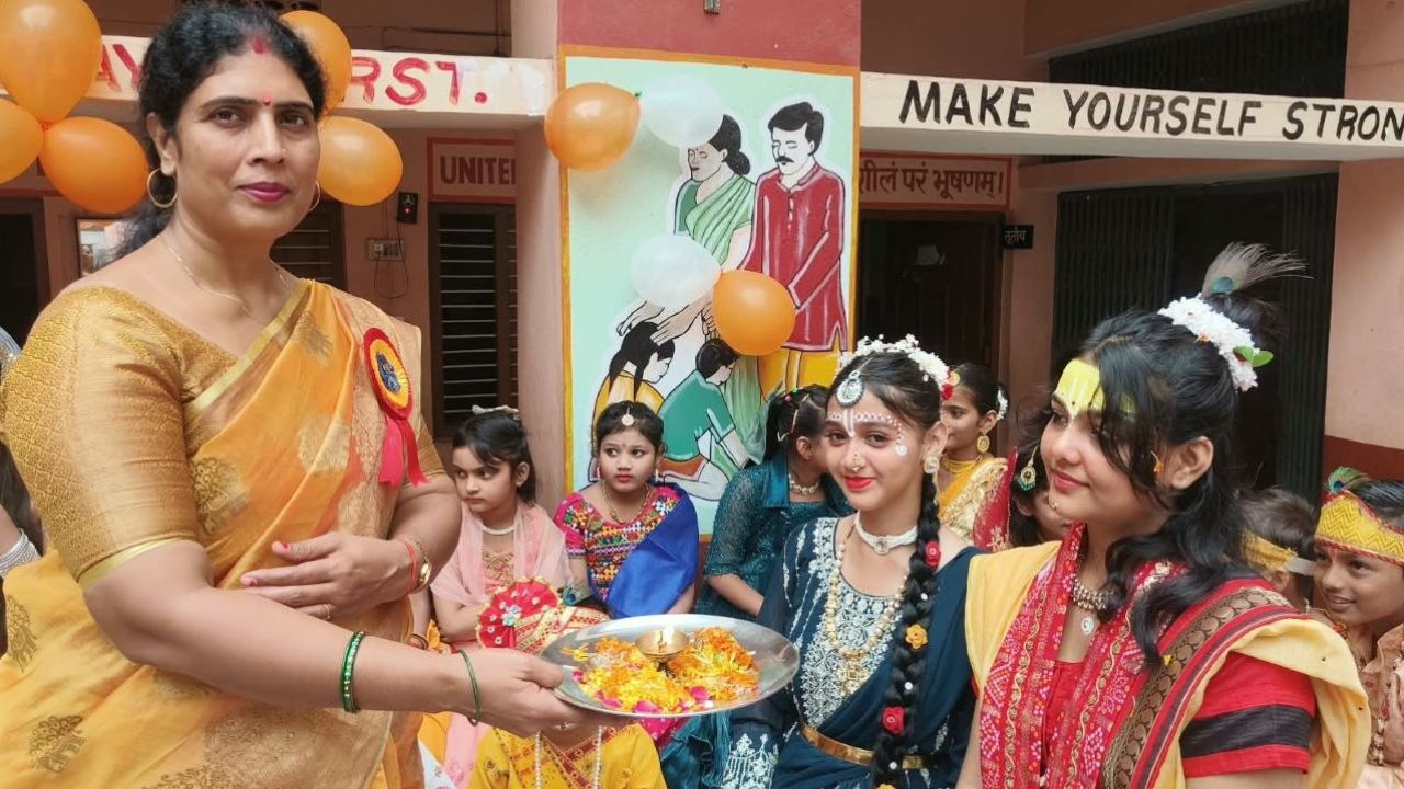 जन्माष्टमी के अवसर पर सुल्तानपुर पुलिस भी कृष्ण भक्ति में रंगी नजर आई। पुलिस लाइन सहित जिले के विभिन्न थानों में भगवान श्रीकृष्ण के जन्मोत्सव को लेकर विशेष आयोजन किए गए। शाम से ही सांस्कृतिक और धार्मिक कार्यक्रमों की तैयारियां शुरू हो गई थीं।