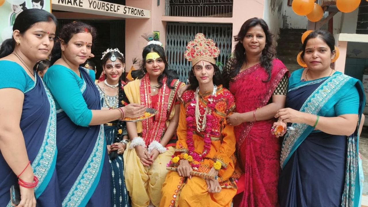 जन्माष्टमी की सबसे खूबसूरत तस्वीर बच्चों के बीच देखने को मिली। अभिभावकों ने बच्चों को राधा और कृष्ण की पोशाक पहनाई। नन्हे कान्हा और राधा के रूप में बच्चों की तस्वीरें लोगों के आकर्षण का केंद्र बनीं। वहीं व्रत रखने वाले श्रद्धालुओं ने फलाहार किया। बाजारों में केला, रामदाना, मूंगफली और अन्य फलाहार सामग्री की मांग बढ़ी रही।