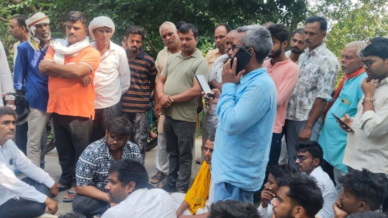 सुल्तानपुर में शिक्षक दंपती की हत्या पर उबाल, धोपाप पुल पर शव रखकर शिक्षकों का हाईवे पर जोरदार प्रदर्शन