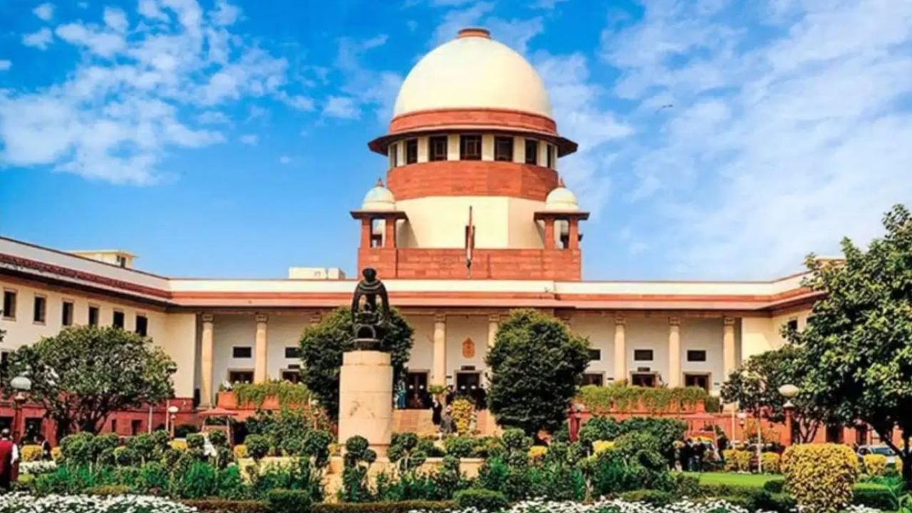 18 साल से कम उम्र वालों के सोशल मीडिया अकाउंट पर लगेगा ब्रेक? सुप्रीम कोर्ट की सख्ती के बाद केंद्र ने शुरू की तैयारी