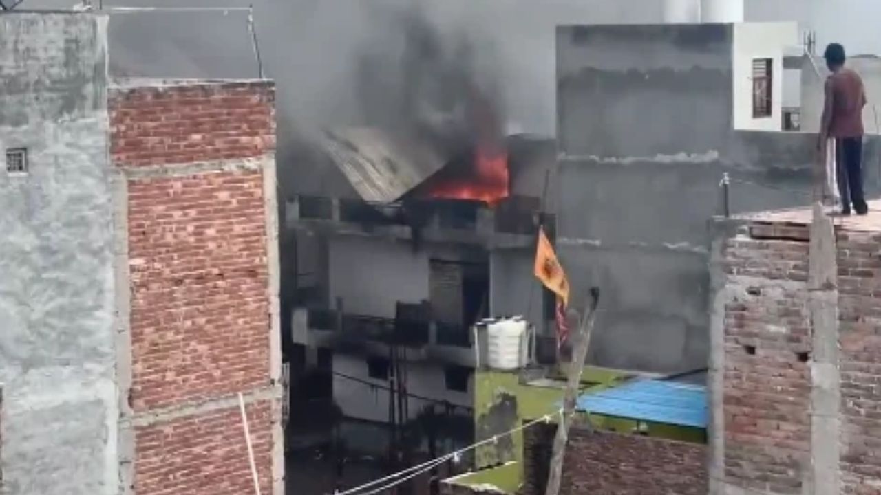 Delhi Fire: राजधानी दिल्ली में फिर एक खौफनाक अग्निकांड, गोदाम की इस डरावनी आग ने उड़ा दिए सबके होश