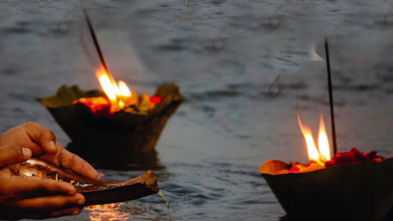 Pitru Paksha में शाम का दीया चमकाएगा किस्मत, इस दिशा में जलाने से बरसेगी पितरों की असीम कृपा