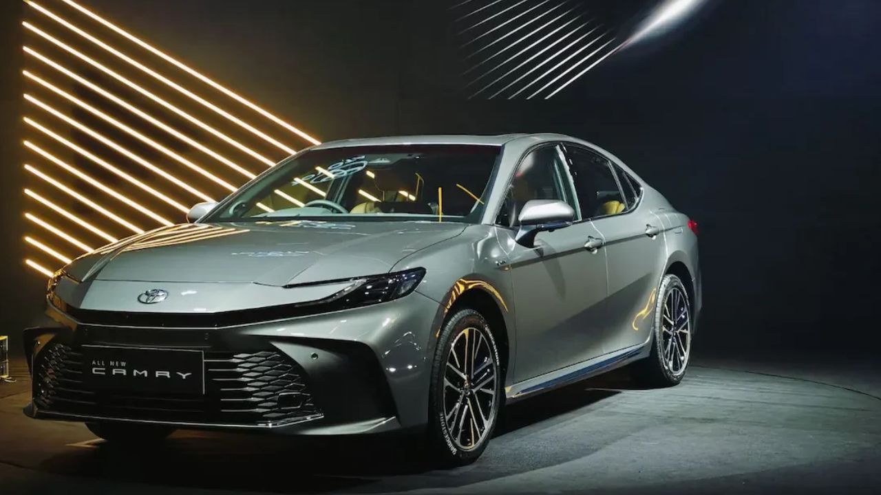 अचानक आसमान छूने लगे Toyota Camry कार के दाम, शोरूम जाने से पहले जान लें नई कीमत वरना लगेगा बड़ा झटका