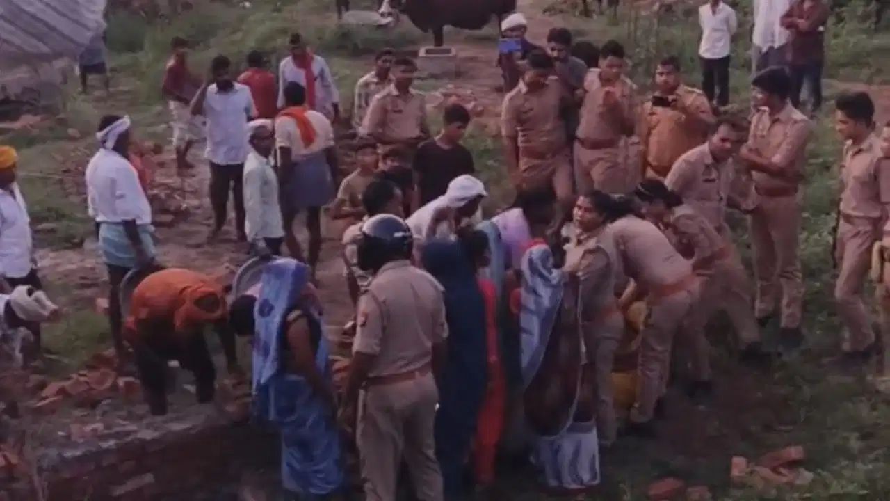 Shravasti News: पुलिस की गाड़ी से अचानक कूद गया युवक, अस्पताल पहुंचते ही मौत; भूमि विवाद में 5 महिलाएं भी थीं साथ