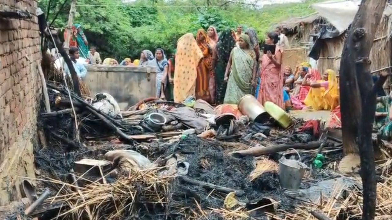 Kanpur Dehat News: आग की लपटों ने गरीब का सब कुछ तबाह कर दिया, पलभर में राख हुआ आशियाना