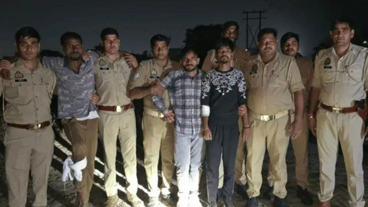 मंदिर जा रही महिला के कुंडल छीनकर भागे थे बदमाश, मुठभेड़ के बाद तीन गिरफ्तार; हथियार और बाइक बरामद