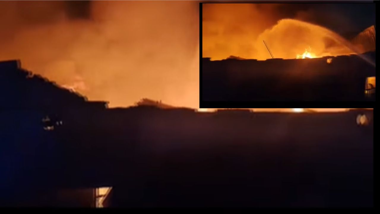 Ghaziabad Factory Fire: बैग फैक्ट्री में अचानक भड़की भीषण आग, धुएं का गुबार देख मचा हड़कंप; JCB से तोड़ी गई दीवार