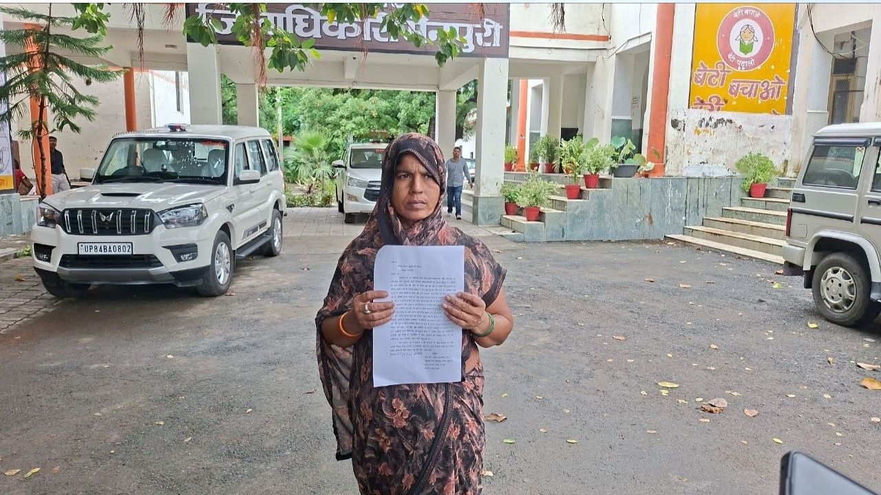 Mainpuri Crime: पंचायत भवन में मिली थी पनाह, अब बेघर होने का डर; विधवा ने DM से लगाई गुहार