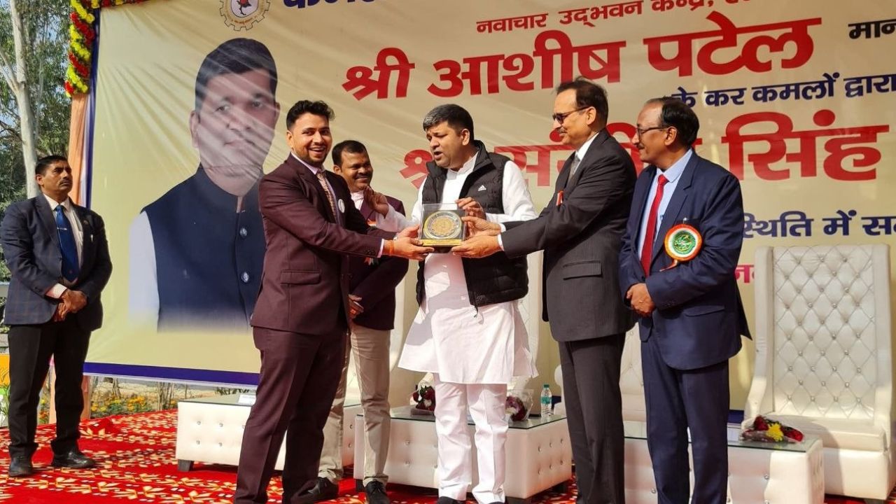 आज यही ‘कोशिश’ उन बच्चों के सपनों की पाठशाला बन चुकी है, जिनके लिए आर्थिक परिस्थितियां शिक्षा की राह में सबसे बड़ी चुनौती थीं। इस पहल से पढ़ने वाली बेटियों ने अब BTech में प्रवेश लेकर साबित कर दिया है कि सही मार्गदर्शन और मेहनत मिले तो गोमती किनारे से भी इंजीनियरिंग कॉलेज तक का सफर तय किया जा सकता है।