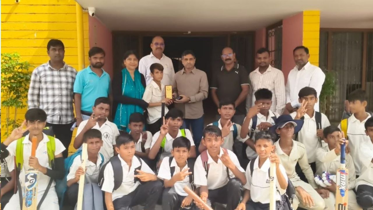 प्रतापगढ़ में जयंतीपुर स्कूल का डबल धमाल, क्रिकेट के दोनों फाइनल में चैंपियन बनीं बालक-बालिकाएं