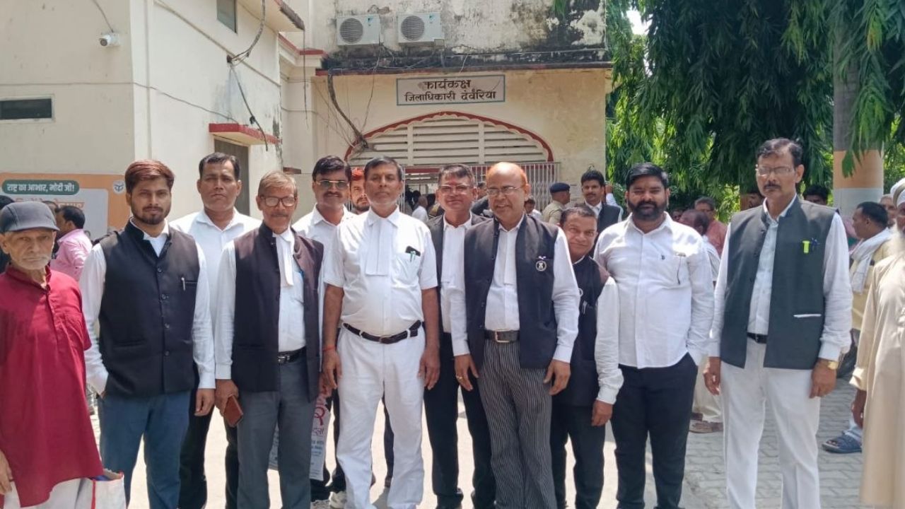Deoria News: अधिवक्ता पर मुकदमे के बाद कलेक्ट्रेट में प्रदर्शन, कोतवाल के निलंबन की मांग; जानें पूरा मामला