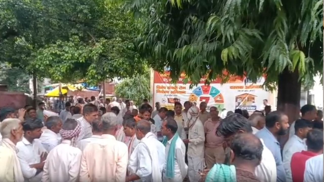 Budaun: कछला से लौटते वक्त रास्ते में छिन गई जिंदगी, DCM की टक्कर से बाइक सवार की मौत