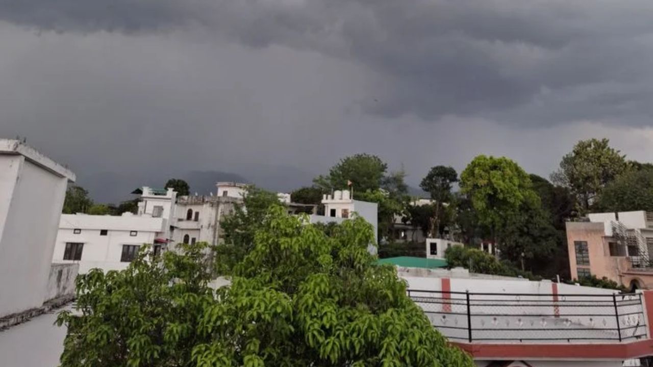 UP Weather Update: यूपी में अगले 24 घंटे भारी, 18 जिलों में झमाझम बारिश और वज्रपात का बड़ा अलर्ट जारी