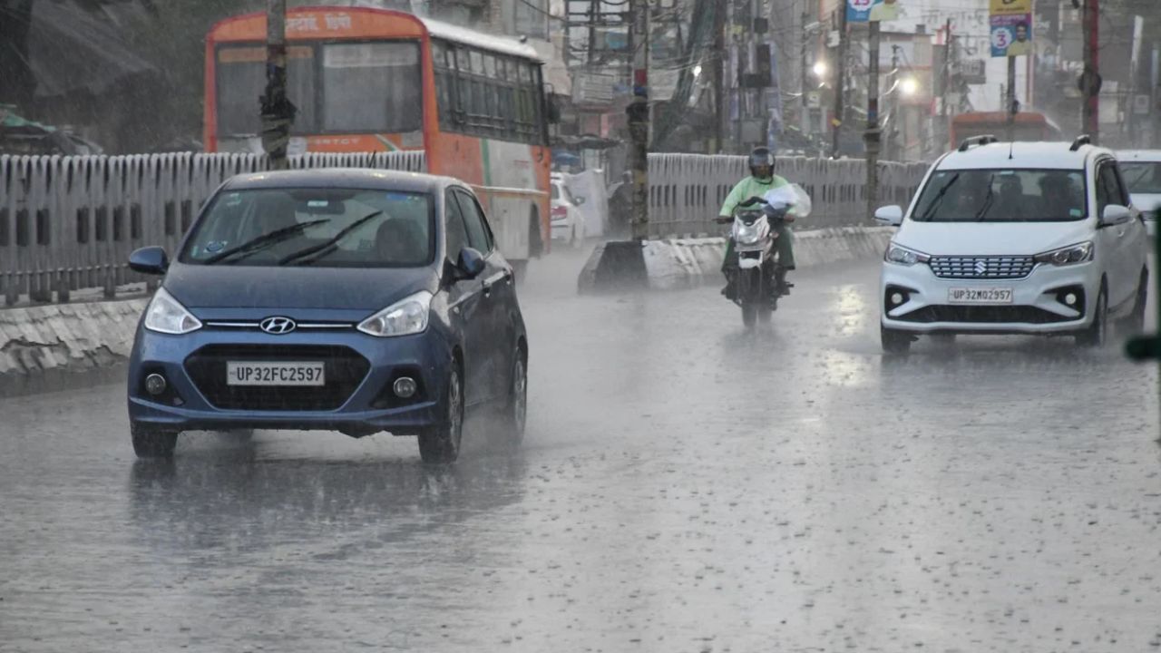 उत्तर प्रदेश में बादलों का कमबैक: कहीं झमाझम बौछारें तो कहीं उमस का पसीना, जानें IMD का ताजा अलर्ट