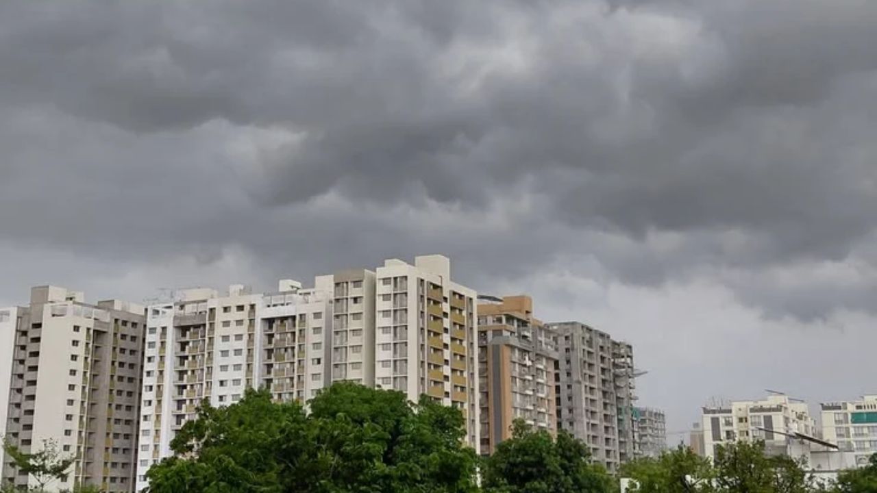 UP Weather Today: जाते-जाते रौद्र रूप में आया मानसून, 35 जिलों में मेघगर्जन के साथ बारिश की चेतावनी