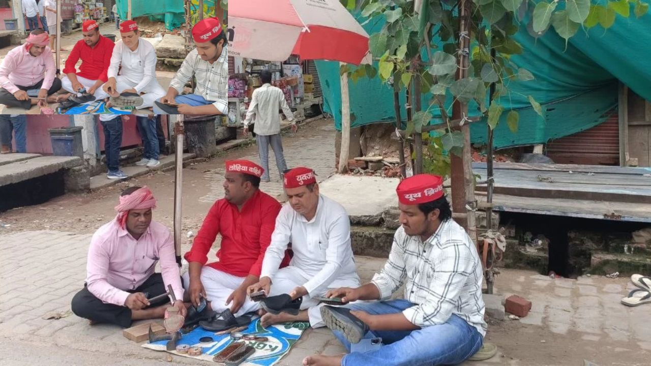 “दो करोड़ नौकरियों का वादा कहां गया?” देवरिया में सड़कों पर उतरे सपा युवा, बूट पॉलिश कर बेरोजगारी के खिलाफ भरी हुंकार
