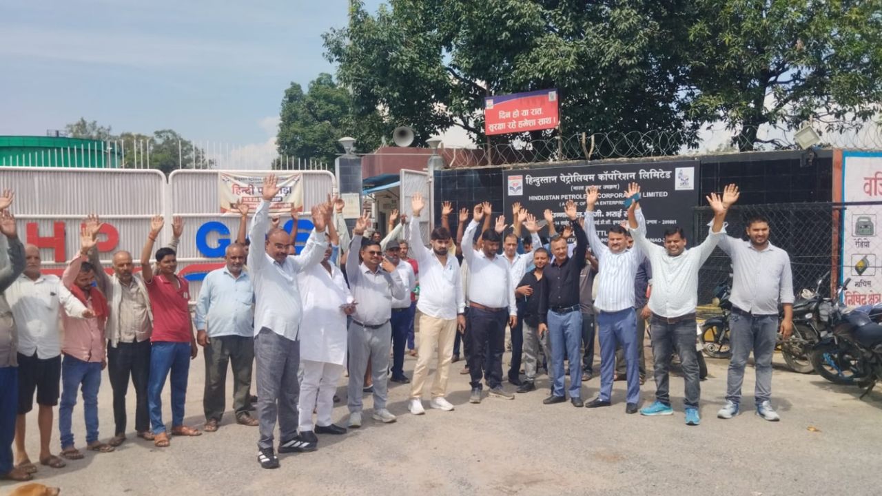 उन्नाव में ट्रांसपोर्टरों की हड़ताल से मचा असर, 32 जिलों की गैस सप्लाई ठप; अफसरों की बैठक जारी