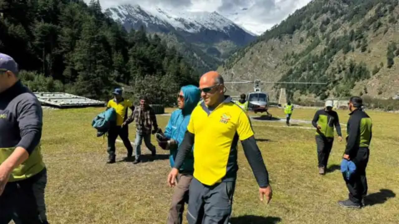 उत्तरकाशी के बर्फीले पहाड़ों में जिंदगी की जंग, फंसे 96 ट्रेकर्स को बचाने के लिए दोबारा शुरू हुआ हेली रेस्क्यू