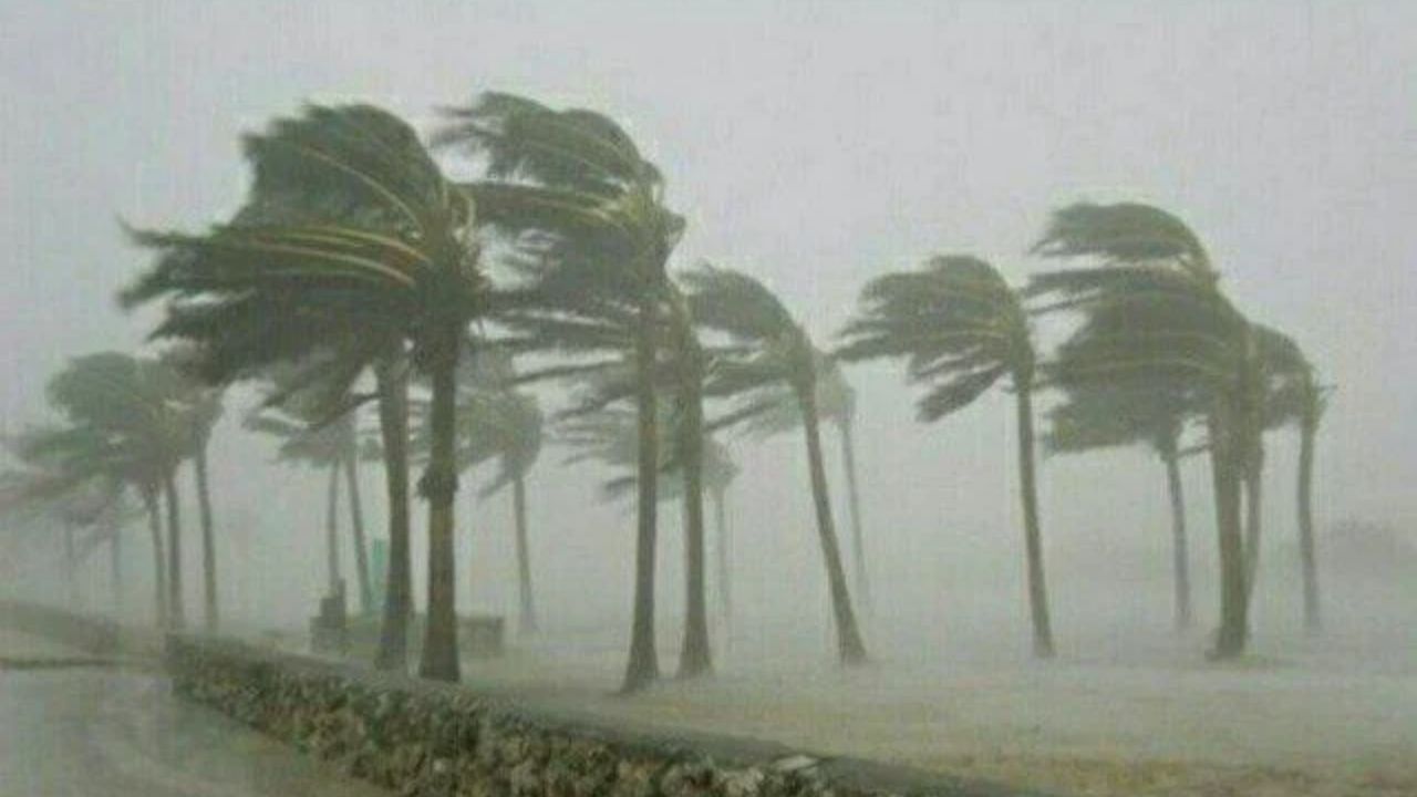 पहाड़ों से मैदानों तक हाहाकार: 60 की स्पीड से चलेगी हवाएं, 18 राज्यों में बाढ़ और तबाही अलर्ट जारी