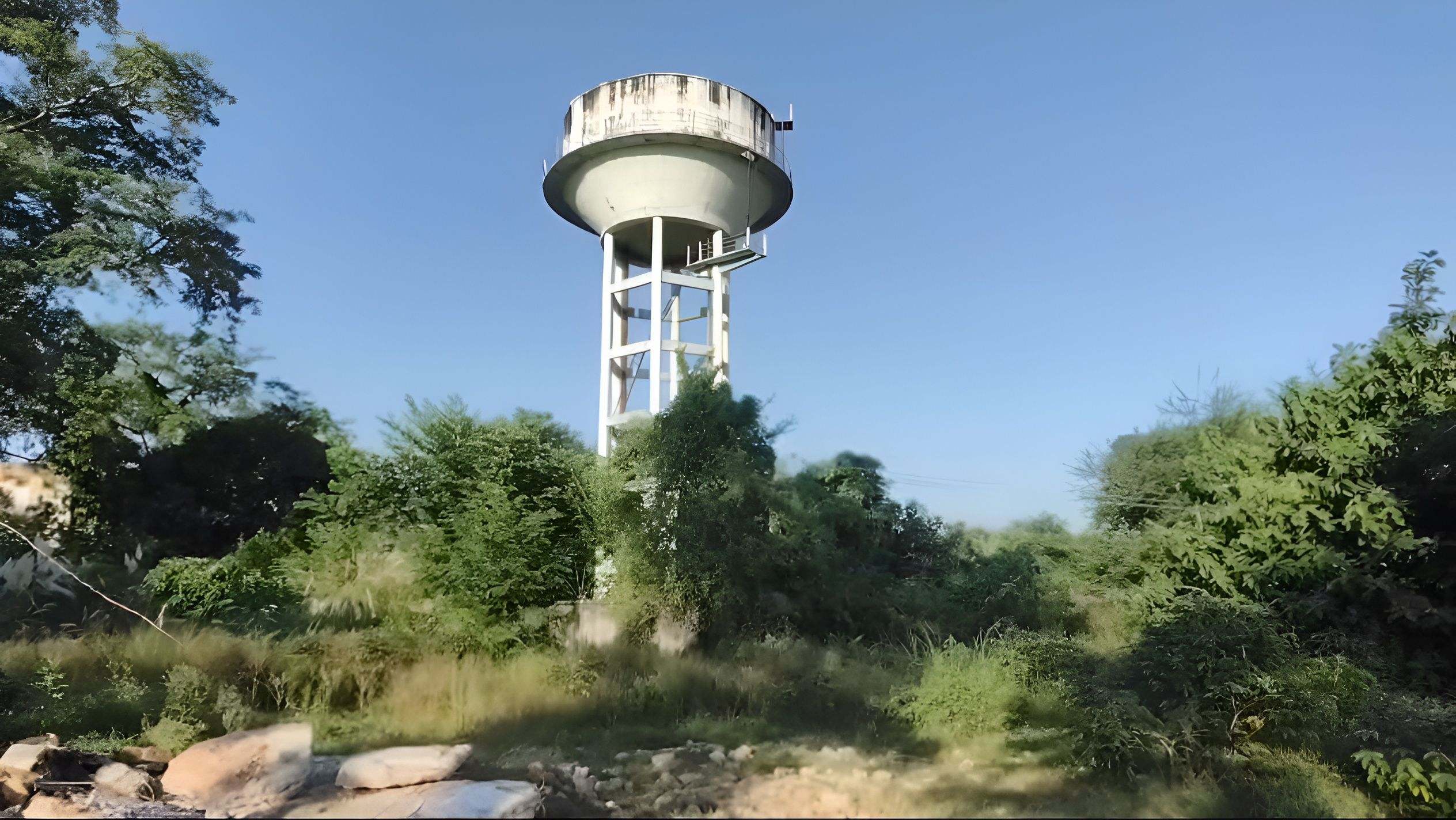 लाखों की जल मीनार बदहाल, वर्षों से बंद पानी की सप्लाई; 20-30 रुपये में पानी खरीद रहे बगहा के लोग