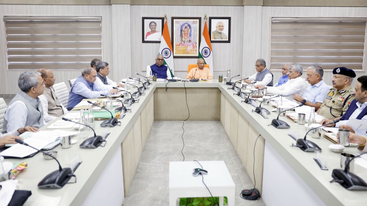 NCR की जहरीली हवा पर योगी सरकार का बड़ा प्लान! EV से डस्ट पॉल्यूशन तक, CM योगी की बैठक में क्या तय हुआ?