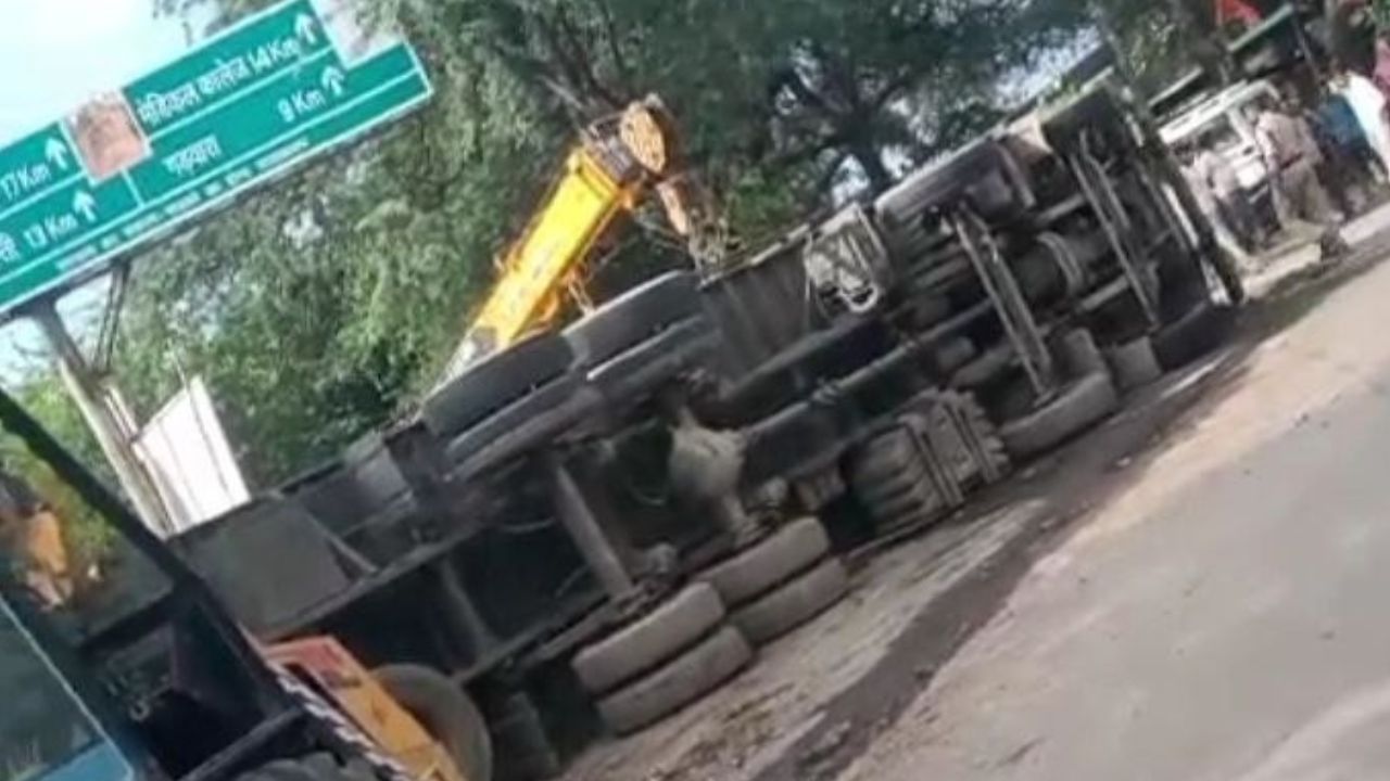 प्रतापगढ़ में बड़ा हादसा टला: पिकअप को बचाने में सड़क पर पलटा ट्रक, बाल-बाल बचा चालक
