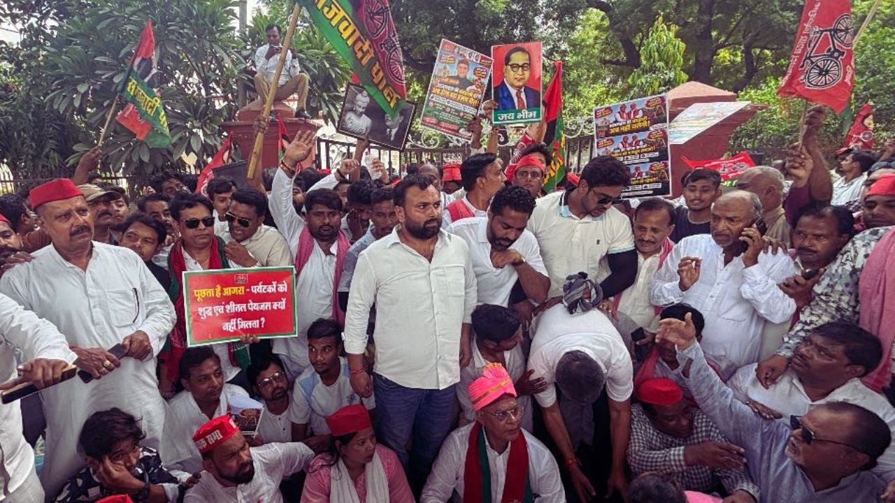 आगरा में सपा का ASI कार्यालय पर प्रदर्शन, ताजमहल को लेकर उठाई ये मांग; गेट नहीं खोला तो सड़क पर बैठे