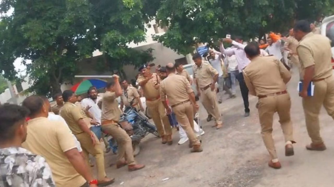 ACP रोकते रहे, फिर भी बरसती रही लाठी! आगरा में प्रदर्शनकारियों पर इंस्पेक्टर के डंडे का वीडियो वायरल
