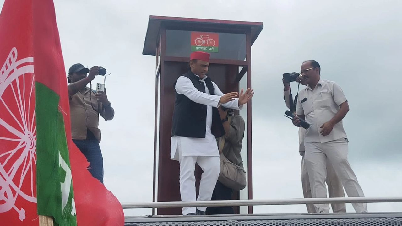 PDA रथ पर सवार होकर मैदान में उतरे Akhilesh Yadav, रायबरेली से शुरू हुआ 2027 का चुनावी रण