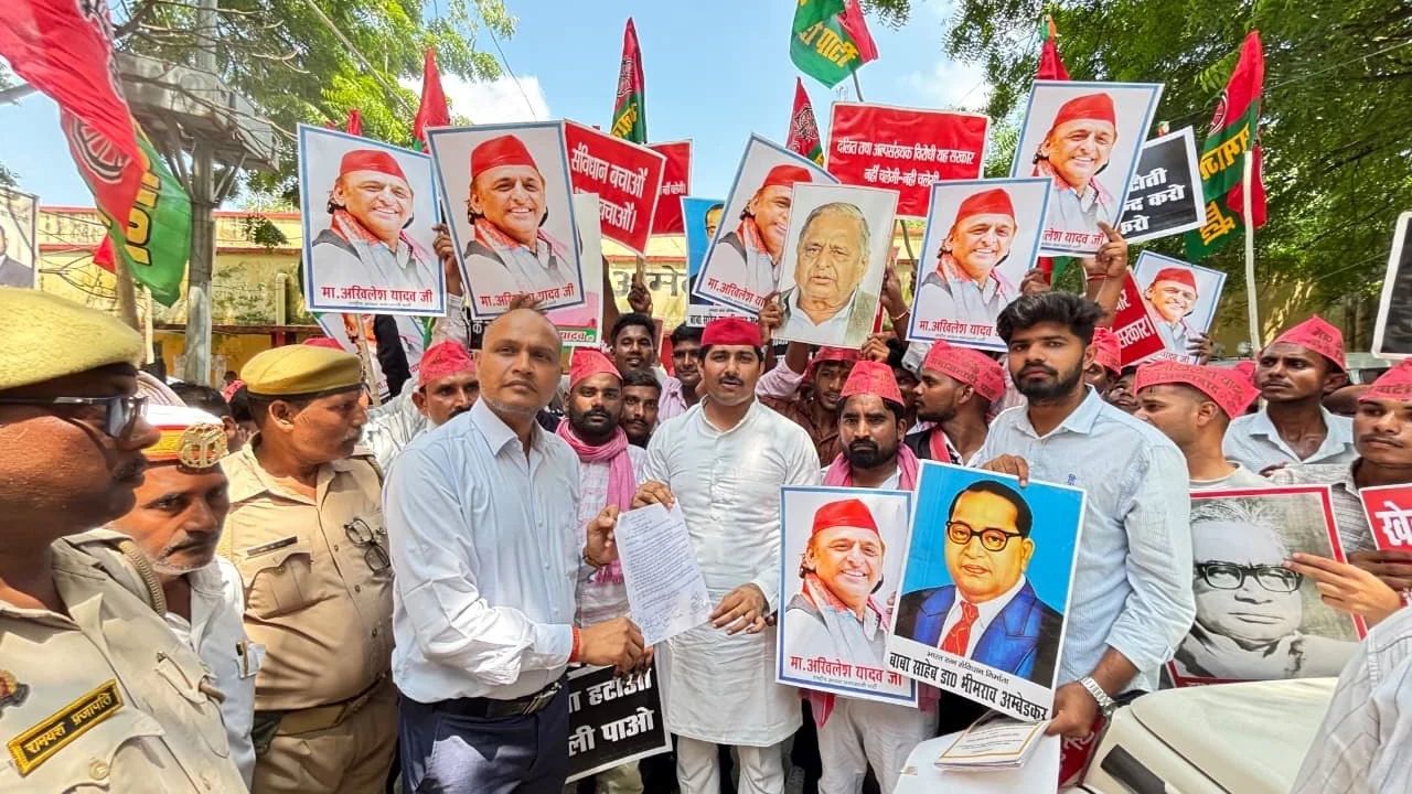 अमेठी में सपाइयों का प्रदर्शन, बिजली कटौती और महंगाई समेत 5 मुद्दों को लेकर सौंपा ज्ञापन