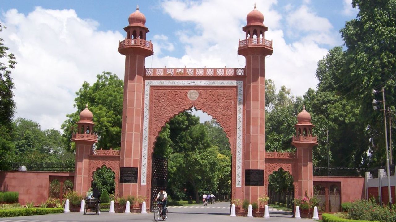 AMU कैंपस में ब्लैकमेलिंग गैंग का खुलासा, 15 युवकों के आपत्तिजनक वीडियो मिलने का दावा; BBA छात्र गिरफ्तार