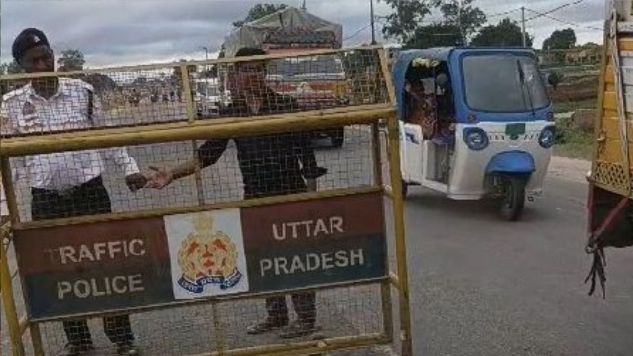 बैरियर लगाकर हो रही थी पैसों की वसूली! बदायूं में ट्रैफिक पुलिसकर्मी का वीडियो वायरल