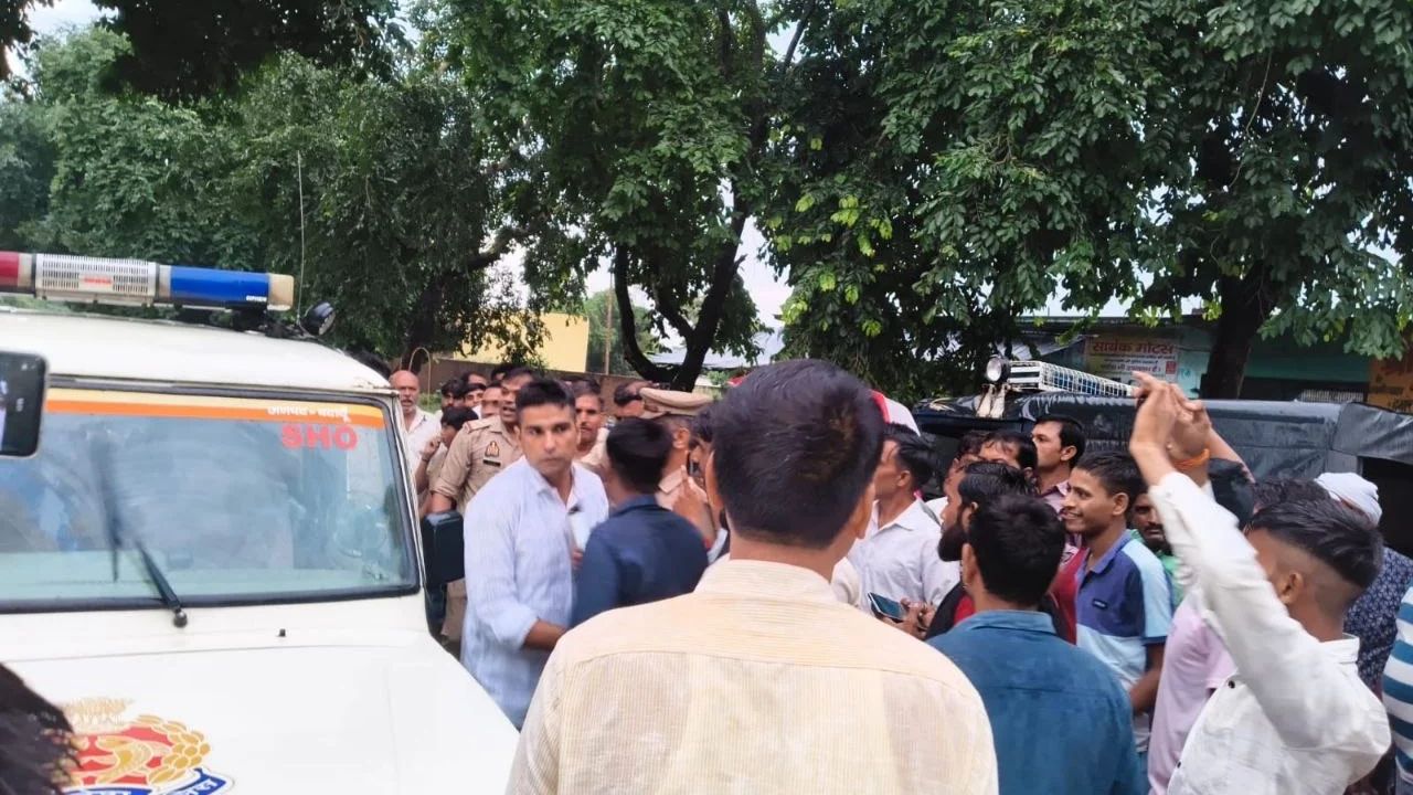 बदायूं में पुलिस चौकी के पास चल रहा था बड़ा खेल? छापेमारी से मचा हड़कंप