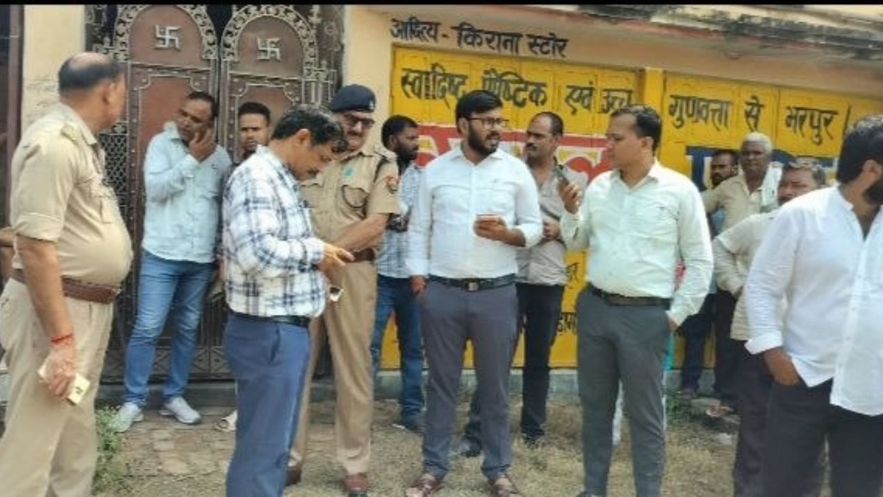 बलिया में बाढ़ राहत सामग्री को लेकर बवाल, निजी मकान में पैकेट रखे मिलने पर ग्रामीणों ने उठाए सवाल