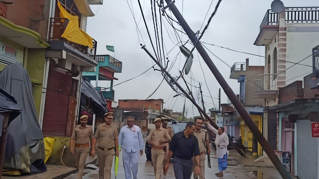 मूसलाधार बारिश से हलकान बलरामपुर: डीएम और एसपी ने तीन तहसीलों का लिया जायजा, दिए ये आदेश