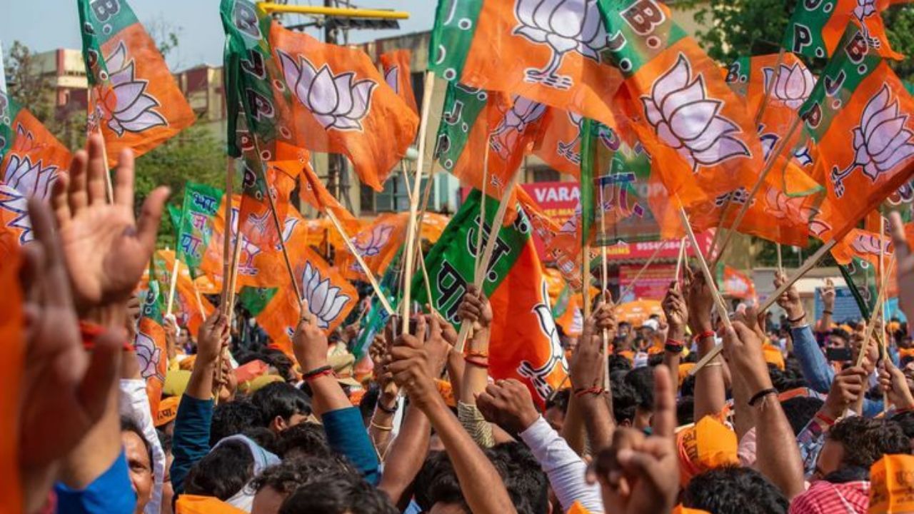 चुनावों से ठीक पहले BJP ने जारी की राज्यों के नए प्रभारियों की लिस्ट, यूपी में विनोद तावड़े तो छत्तीसगढ़ में स्मृति ईरानी को कमान