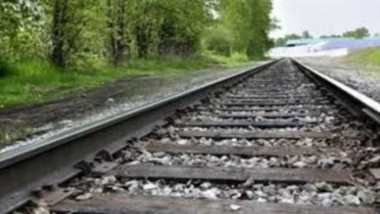 Maharajganj: रेलवे ट्रैक पर मिला अज्ञात युवक का शव, शिनाख्त में जुटी पुलिस