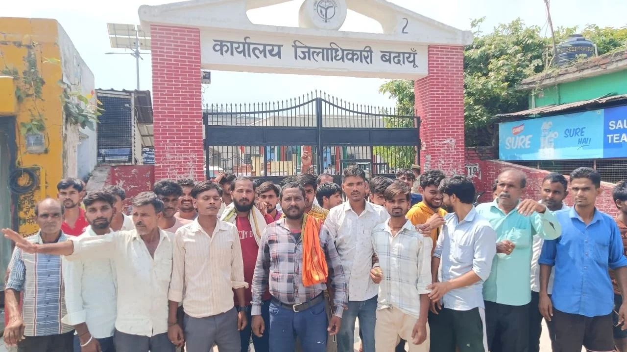 सवारी बैठाई तो डंडे मारते हैं! बदायूं में ट्रैफिक इंस्पेक्टर के खिलाफ भड़के टेंपो चालक, शिकायत लेकर पहुंचे DM ऑफिस