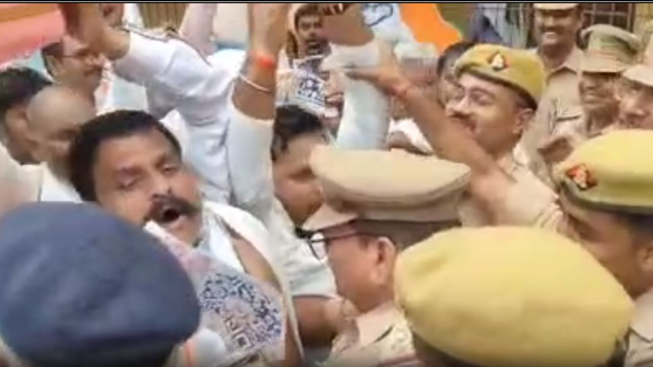 बदायूं में सड़क पर उतरी कांग्रेस: UPI MDR के विरोध में निकाला जन आक्रोश मार्च, परशुराम चौक पर पुलिस से तीखी झड़प