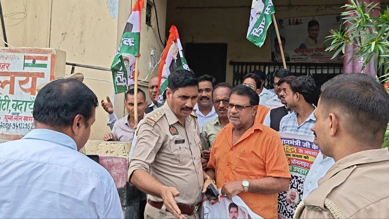 ₹2000 से ऊपर के UPI लेनदेन पर ‘टैक्स’ को लेकर बवाल! देवरिया में प्रदर्शनकारियों और पुलिस के बीच तनातनी