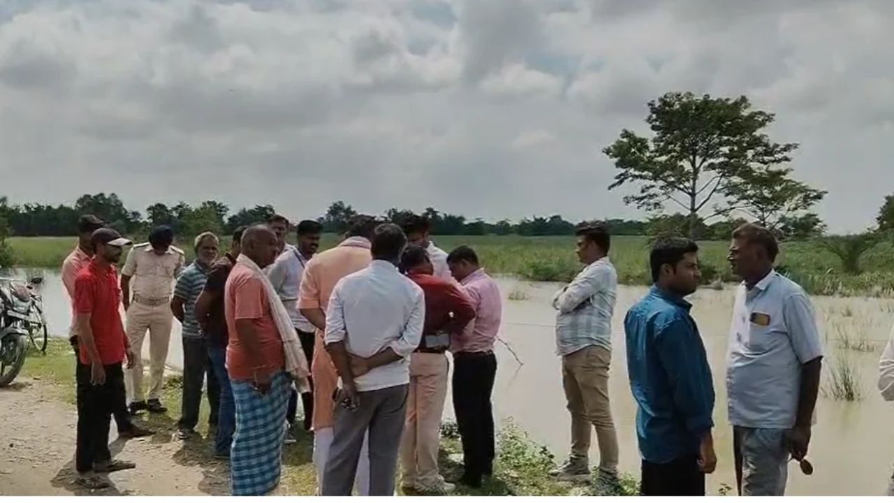 Bihar: चंपारण में गंडक नदी का तटबंध टूटा, रिहायशी इलाकों की ओर तेजी से बढ़ रहा बाढ़ का पानी