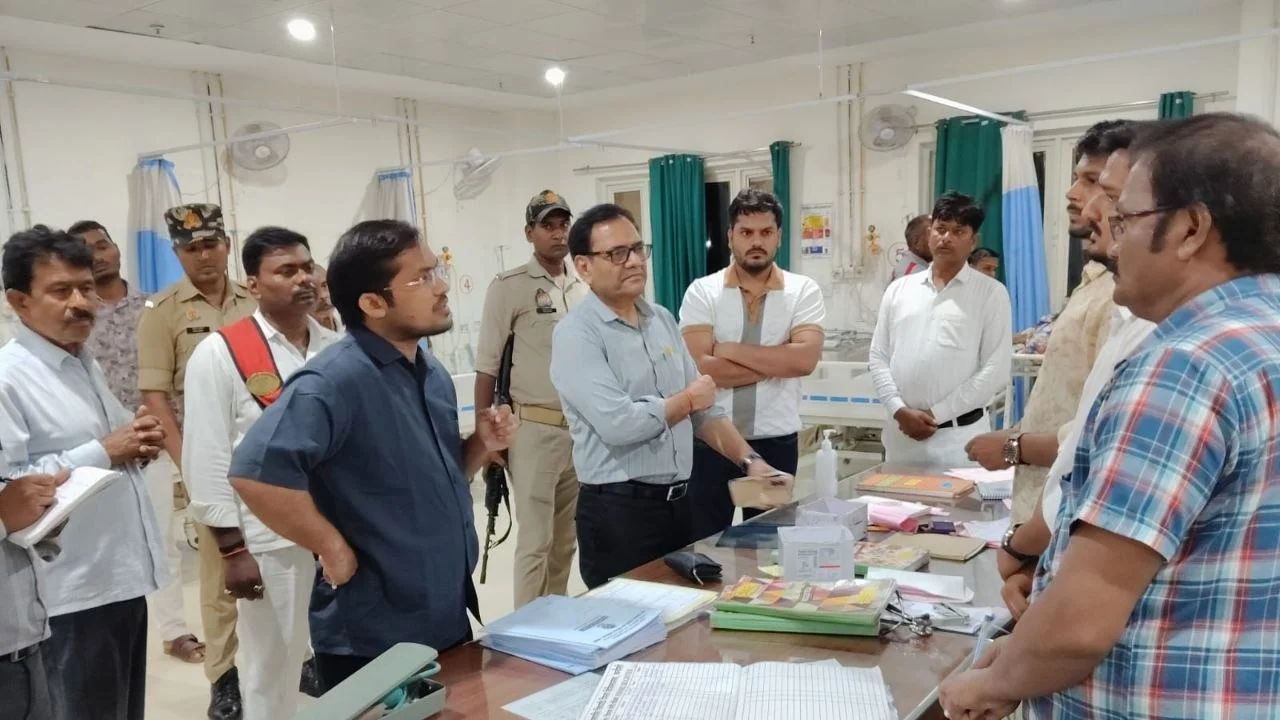 ‘25 हजार की मांग से 19 हजार की ‘डील’ तक’, डीएम की एंट्री ने चंदौली अस्पताल के कथित रुपयों के खेल का खोला राज