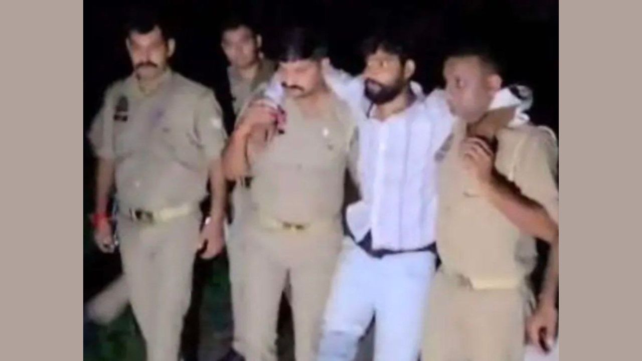 ‘छिनैती के बाद बेखौफ घूम रहे थे बदमाश’! पुलिस से भिड़े तो पैर में लगी गोली, मीरगंज मुठभेड़ में दो गिरफ्तार