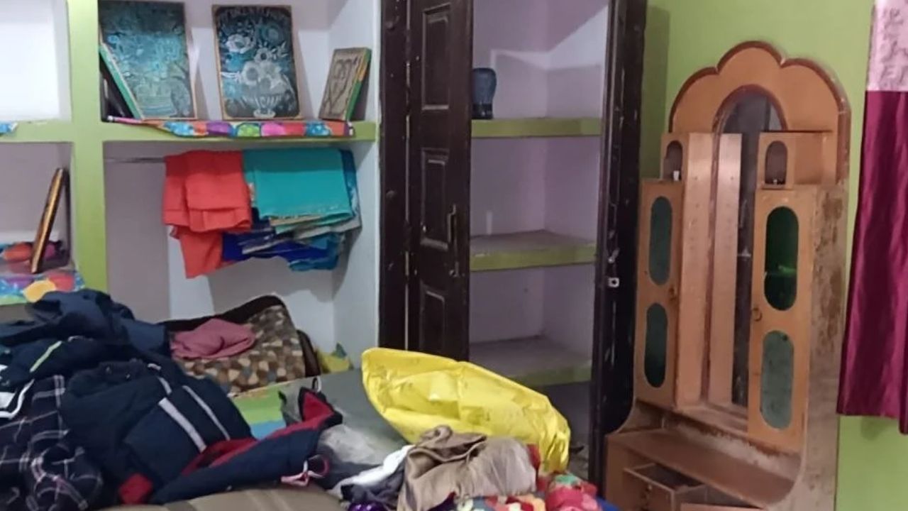 बाहर सोता रहा पति और अंदर हो गया कांड, थाने में जाकर बीवी बोली- मैं चादर में थी और