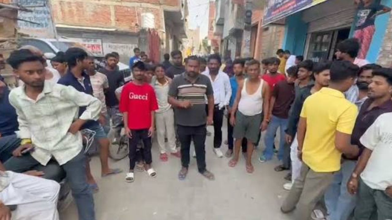नोएडा में 63 हजार घरों में बिजली नहीं, 22 दिन से अनशन पर बैठे लोग, पुलिस ने की FIR तो कहा- जेल भी चले जाएंगे