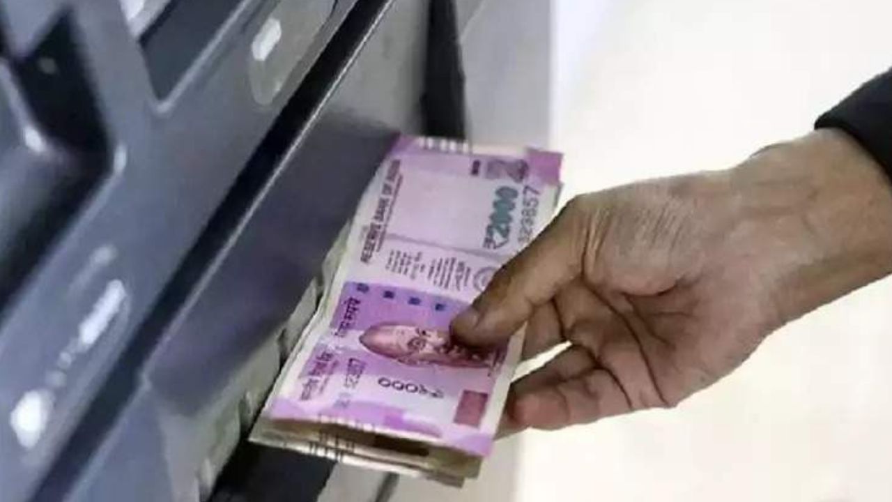 बलिया में बैंक कर्मचारी समझकर दी मोबाइल, कुछ देर बाद जो हुआ उसने उड़ा दिए होश