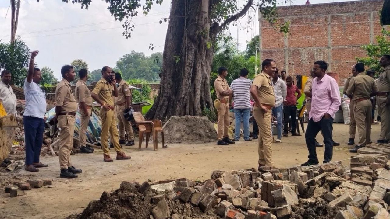 महराजगंज में निजी जमीन पर कब्जे का मामला पहुंचा कोर्ट, आदेश आते ही मौके पर हुआ बड़ा एक्शन