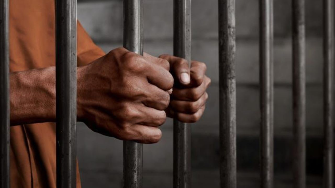 सरकारी दफ्तरों में दलाली पड़ी भारी: खारघर RTO से पकड़ा गया रिश्वतखोर एजेंट विलास सनागर, जानें पूरा मामला
